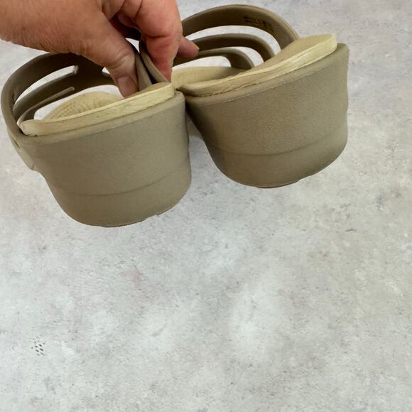 Crocs Womens Sanrah Strappy Wedge Slide Flip Flop Sandal Beige Size 9 - Picture 8 of 12